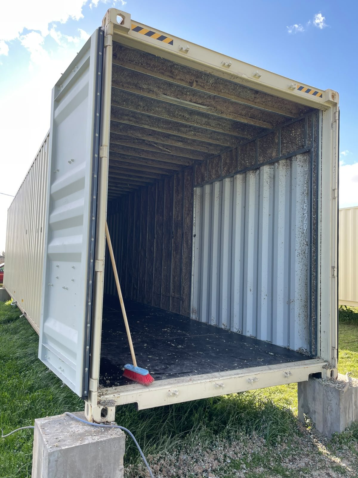 Container con techo y paredes aislados con celulosa proyectada