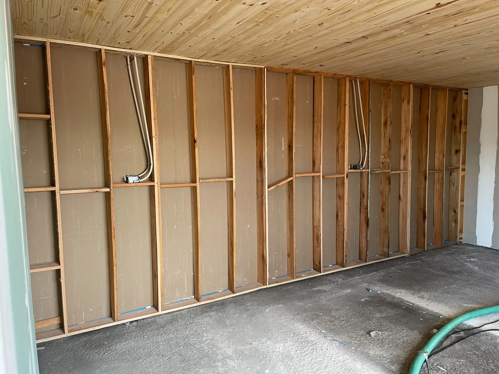 Estructura de madera del tabique antes de proyectar la celulosa