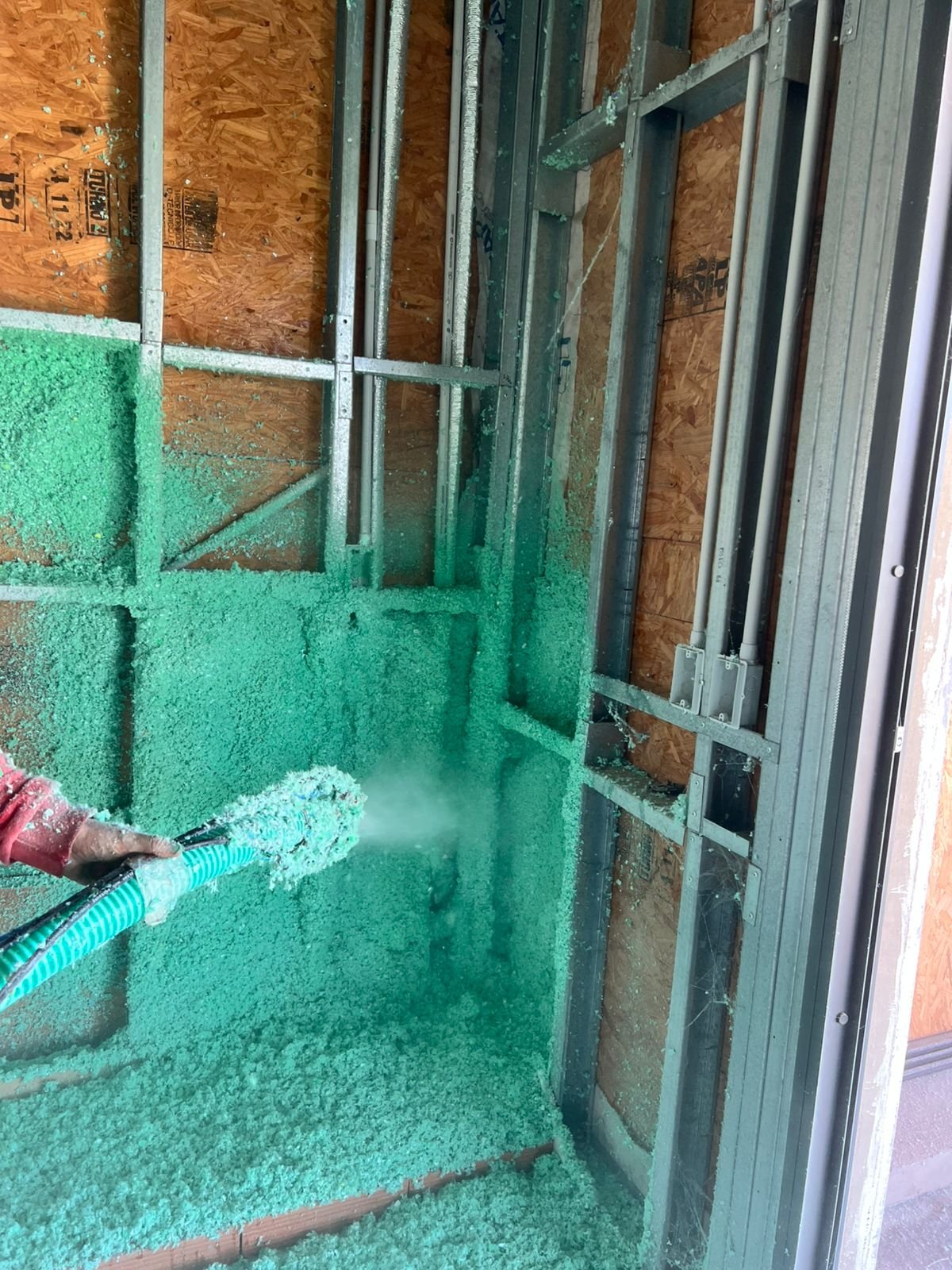 Aplicación de celulosa proyectada en una vivienda Steel Frame